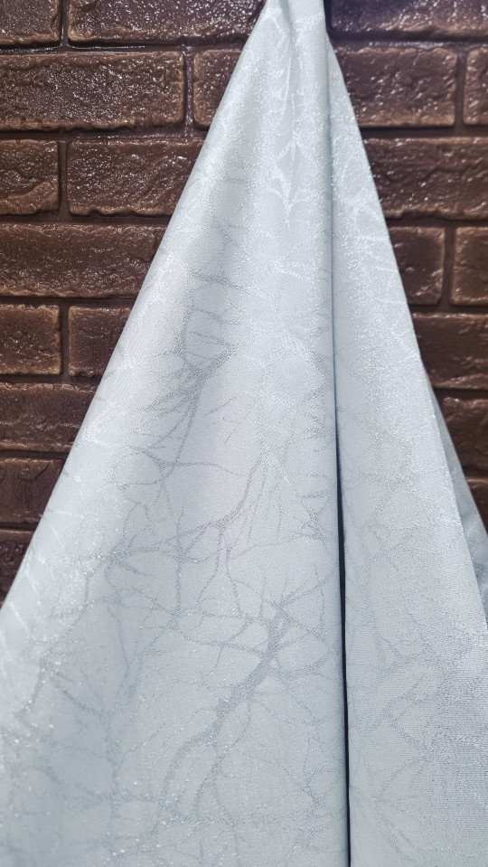 پرده طرح عنکبوتی درشت نقره ای